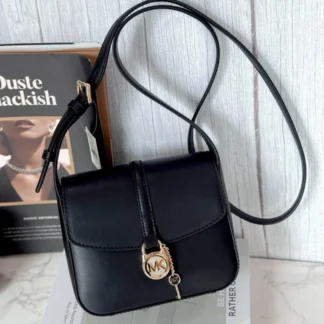 Cartera Crossbody Ana Versson Lyra negra original disponible en Trendstore Chile. Vista frontal de la cartera Ana Versson Lyra negra con compra segura y envío a todo Chile. Cartera Crossbody Ana Versson modelo Lyra color negro para mujer disponible en Trendstore Chile. Detalle del diseño elegante de la cartera Ana Versson Lyra negra ideal para uso diario. Vista lateral de la cartera Crossbody Ana Versson Lyra negra con excelente capacidad. Cartera Ana Versson Lyra negra gratis por compras seleccionadas en Trendstore Chile. Crossbody Ana Versson Lyra negra con despacho a todo Chile desde Trendstore Chile. Cartera Crossbody Ana Versson Lyra negra elegante, práctica y disponible por tiempo limitado en Trendstore Chile.