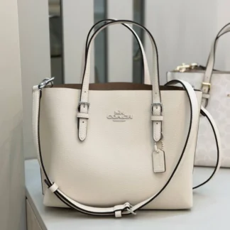Cartera Coach Mollie Tote 25 de cuero Silver Chalk original disponible en Trendstore Chile. Vista frontal de la Coach Mollie Tote 25 color Chalk con herrajes plateados y compra segura en Chile. Detalle del cuero Double Face y Polished Pebble Leather de la Coach Mollie Tote 25 Silver Chalk en Trendstore Chile. Vista lateral de la cartera Coach Mollie Tote 25 color Chalk con correa desmontable y envío a todo Chile. Interior de la Coach Mollie Tote 25 Silver Chalk con compartimentos organizadores disponible en Trendstore Chile. Cartera Coach Mollie Tote 25 de cuero original para mujer en color Silver Chalk con despacho a todo Chile. Textura del cuero premium de la Coach Mollie Tote 25 color Chalk original disponible en Trendstore Chile. Cartera Coach Mollie Tote 25 Silver Chalk original, compra segura y envío a todo Chile desde Trendstore Chile.