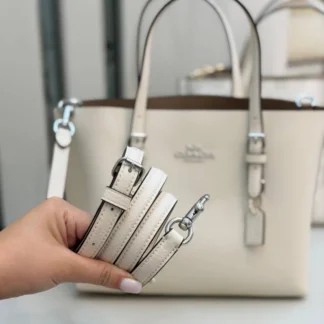 Cartera Coach Mollie Tote 25 de cuero Silver Chalk original disponible en Trendstore Chile. Vista frontal de la Coach Mollie Tote 25 color Chalk con herrajes plateados y compra segura en Chile. Detalle del cuero Double Face y Polished Pebble Leather de la Coach Mollie Tote 25 Silver Chalk en Trendstore Chile. Vista lateral de la cartera Coach Mollie Tote 25 color Chalk con correa desmontable y envío a todo Chile. Interior de la Coach Mollie Tote 25 Silver Chalk con compartimentos organizadores disponible en Trendstore Chile. Cartera Coach Mollie Tote 25 de cuero original para mujer en color Silver Chalk con despacho a todo Chile. Textura del cuero premium de la Coach Mollie Tote 25 color Chalk original disponible en Trendstore Chile. Cartera Coach Mollie Tote 25 Silver Chalk original, compra segura y envío a todo Chile desde Trendstore Chile.