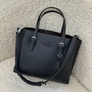 Cartera Coach Mollie Tote 25 de cuero negro original disponible en Trendstore Chile. Vista frontal de la Coach Mollie Tote 25 con herrajes plateados y compra segura en Chile. Detalle del cuero Double Face y Polished Pebble Leather de la Coach Mollie Tote 25 original en Trendstore Chile. Vista lateral de la cartera Coach Mollie Tote 25 de cuero negro con correa desmontable y envío a todo Chile. Interior de la Coach Mollie Tote 25 con compartimentos organizadores disponible en Trendstore Chile. Cartera Coach Mollie Tote 25 original para mujer con despacho a todo Chile desde Trendstore Chile. Textura del cuero premium de la Coach Mollie Tote 25 color negro disponible en Trendstore Chile. Cartera Coach Mollie Tote 25 de cuero original, compra segura y envío a todo Chile desde Trendstore Chile.