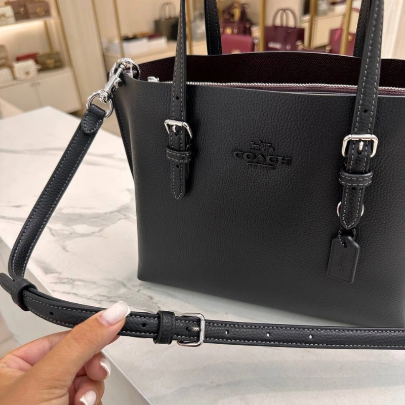 CARTERA TOTE COACH MOLLIE TOTE 25 DE CUERO NEGRO CON HERRAJES PLATEADOS