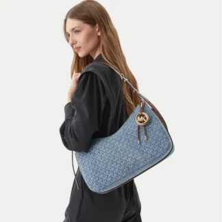 Cartera Michael Kors Nolita mediana convertible de denim con logotipo original disponible en Trendstore Chile. Vista frontal de la cartera Michael Kors Nolita denim con estampado MK y compra segura en Chile. Detalle del denim con logotipo Michael Kors y herrajes dorados de la cartera Nolita original en Trendstore Chile. Vista lateral de la cartera Michael Kors Nolita convertible para mujer con correa ajustable y envío a todo Chile. Interior de la cartera Michael Kors Nolita mediana con bolsillos organizadores disponible en Trendstore Chile. Cartera Michael Kors Nolita de denim original para mujer con diseño convertible y despacho a todo Chile. Detalle del colgante MK Pop y cierre con cremallera de la cartera Michael Kors Nolita original en Trendstore Chile. Cartera Michael Kors Nolita mediana convertible original, compra segura y envío a todo Chile desde Trendstore Chile.