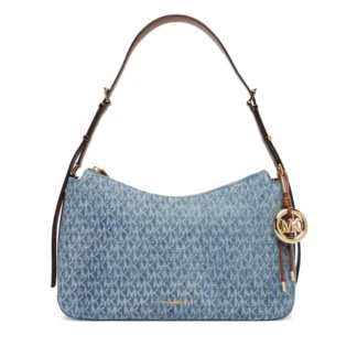 Cartera Michael Kors Nolita mediana convertible de denim con logotipo original disponible en Trendstore Chile. Vista frontal de la cartera Michael Kors Nolita denim con estampado MK y compra segura en Chile. Detalle del denim con logotipo Michael Kors y herrajes dorados de la cartera Nolita original en Trendstore Chile. Vista lateral de la cartera Michael Kors Nolita convertible para mujer con correa ajustable y envío a todo Chile. Interior de la cartera Michael Kors Nolita mediana con bolsillos organizadores disponible en Trendstore Chile. Cartera Michael Kors Nolita de denim original para mujer con diseño convertible y despacho a todo Chile. Detalle del colgante MK Pop y cierre con cremallera de la cartera Michael Kors Nolita original en Trendstore Chile. Cartera Michael Kors Nolita mediana convertible original, compra segura y envío a todo Chile desde Trendstore Chile.