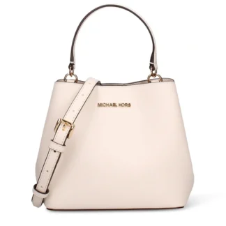 Cartera Michael Kors Pratt Small Bucket color crema original disponible en Trendstore Chile. Vista frontal de la cartera Michael Kors Pratt Bucket de lona con logotipo y compra segura en Chile. Detalle del monograma MK y herrajes dorados de la cartera Michael Kors Pratt original en Trendstore Chile. Vista lateral de la cartera bucket Michael Kors Pratt color crema con correa ajustable y envío a todo Chile. Interior de la cartera Michael Kors Pratt Small Bucket con bolsillo central y cierre disponible en Trendstore Chile. Cartera Michael Kors Pratt Bucket de lona recubierta original para mujer con despacho a todo Chile desde Trendstore Chile. Textura de la lona con logotipo Michael Kors y ribetes premium de la Pratt Bucket disponible en Trendstore Chile. Cartera Michael Kors Pratt Small Bucket original, compra segura y envío a todo Chile desde Trendstore Chile.