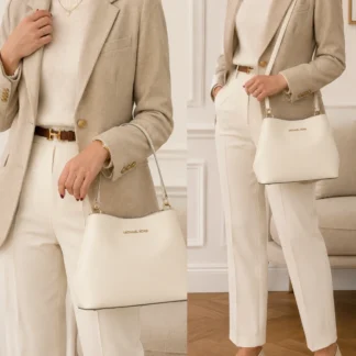 Cartera Michael Kors Pratt Small Bucket color crema original disponible en Trendstore Chile. Vista frontal de la cartera Michael Kors Pratt Bucket de lona con logotipo y compra segura en Chile. Detalle del monograma MK y herrajes dorados de la cartera Michael Kors Pratt original en Trendstore Chile. Vista lateral de la cartera bucket Michael Kors Pratt color crema con correa ajustable y envío a todo Chile. Interior de la cartera Michael Kors Pratt Small Bucket con bolsillo central y cierre disponible en Trendstore Chile. Cartera Michael Kors Pratt Bucket de lona recubierta original para mujer con despacho a todo Chile desde Trendstore Chile. Textura de la lona con logotipo Michael Kors y ribetes premium de la Pratt Bucket disponible en Trendstore Chile. Cartera Michael Kors Pratt Small Bucket original, compra segura y envío a todo Chile desde Trendstore Chile.