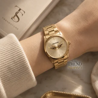 Reloj Zadig & Voltaire Wings dorado de acero inoxidable original disponible en Trendstore Chile. Vista frontal del reloj Zadig & Voltaire Wings dorado para mujer con compra segura en Chile. Detalle de la esfera y el diseño Wings del reloj Zadig & Voltaire original disponible en Trendstore Chile. Brazalete de acero inoxidable dorado del reloj Zadig & Voltaire Wings para mujer. Reloj Zadig & Voltaire Wings dorado con movimiento de cuarzo y envío a todo Chile. Detalle de los acabados premium del reloj Zadig & Voltaire Wings original disponible en Trendstore Chile. Reloj Zadig & Voltaire Wings de acero inoxidable dorado original con despacho a todo Chile. Reloj Zadig & Voltaire Wings dorado original, compra segura y envío a todo Chile desde Trendstore Chile.