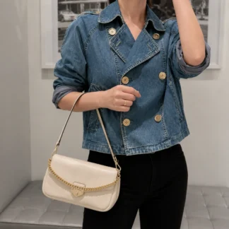 El MICHAEL KORS SOHO SMALL CONVERTIBLE SHOULDER BAG BLANCO CREMA es un bolso compacto que combina diseño contemporáneo, elegancia y funcionalidad en una pieza perfecta para el día a día o para ocasiones especiales. Su silueta de líneas limpias y su delicado tono blanco crema reflejan el estilo sofisticado que caracteriza a Michael Kors. Fabricado con materiales premium de alta calidad, este modelo ofrece un acabado elegante y resistente, ideal para quienes buscan un accesorio práctico sin renunciar al diseño. Los herrajes metálicos en color dorado aportan un contraste refinado que realza aún más su estética minimalista. Su compartimento principal con cierre de broche magnético permite acceder fácilmente a tus pertenencias, mientras que el bolsillo exterior trasero resulta ideal para guardar tarjetas, documentos o pequeños objetos de uso frecuente. Su tamaño está pensado para llevar cómodamente un teléfono celular de hasta 15,5 cm, un tarjetero, llaves, auriculares y otros esenciales diarios. La correa ajustable y desmontable permite utilizarlo como bolso al hombro o tipo crossbody, adaptándose a distintos estilos y momentos del día. También incorpora un asa corta para llevarlo bajo el brazo, logrando un look más elegante y sofisticado. En Trendstore Chile seleccionamos productos originales de las marcas más reconocidas de Estados Unidos y Europa para ofrecer accesorios exclusivos, auténticos y difíciles de encontrar en Chile. El Michael Kors Soho Small Convertible Shoulder Bag en color blanco crema es una excelente elección para quienes buscan un bolso versátil, femenino y atemporal. Medidas aproximadas: • Largo: 21,6 cm • Alto: 11,4 cm • Ancho: 6,4 cm • Caída del asa: 16,5 cm • Correa ajustable: desde 52 cm hasta 61 cm Materiales: • Exterior: 53,5% poliuretano y 46,5% poliéster • Ribetes: 60% poliuretano, 22% poliéster y 18% algodón • Forro: 100% poliéster Características destacadas: • Diseño compacto y elegante • Color blanco crema • Herrajes metálicos dorados • Cierre superior con broche magnético • Bolsillo exterior trasero • Asa para hombro • Correa ajustable y desmontable • Uso al hombro o cruzado • Ideal para llevar los objetos esenciales • Producto original Michael Kors SEO PARA IMÁGENES • Michael Kors Soho Small Convertible Shoulder Bag blanco crema original disponible en Trendstore Chile • Bolso Michael Kors Soho blanco crema vista frontal compra segura Chile • Cartera Michael Kors Soho pequeña color blanco crema con herrajes dorados • Detalle cuero premium Michael Kors Soho Convertible blanco crema • Vista lateral Michael Kors Soho Shoulder Bag blanco crema envío a todo Chile • Bolso crossbody Michael Kors blanco crema original para mujer • Interior del Michael Kors Soho Small Convertible Shoulder Bag premium • Michael Kors Soho Small Convertible Shoulder Bag blanco crema exclusivo en Trendstore Chile