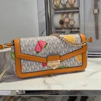 La MICHAEL KORS SOHO SMALL CONVERTIBLE CROSSBODY CON ESTAMPADO SIGNATURE NARANJA RADIANTE JASPEADO combina el diseño icónico de Michael Kors con un formato compacto y funcional, ideal para acompañarte todos los días. Su exclusivo estampado Signature y su vibrante color Naranja Radiante Jaspeado convierten este bolso en una pieza sofisticada que aporta personalidad y estilo a cualquier outfit. Confeccionado en lona revestida de alta calidad, este modelo ofrece una excelente resistencia al uso diario, manteniendo su apariencia impecable por más tiempo. Los herrajes en tono dorado aportan un acabado elegante que resalta el diseño clásico de la colección Soho. Su compartimento principal con cierre de broche a presión permite acceder fácilmente a tus pertenencias, mientras que el bolsillo exterior trasero es perfecto para guardar tarjetas, documentos o pequeños objetos de uso frecuente. Gracias a su tamaño compacto, ofrece el espacio ideal para llevar un teléfono celular, un tarjetero, llaves, auriculares y otros esenciales diarios. La correa ajustable permite utilizarlo cómodamente como bandolera tipo crossbody, brindando libertad de movimiento durante viajes, paseos, compras o el uso cotidiano. También incorpora un asa corta para llevarlo al hombro y adaptarse fácilmente a diferentes estilos. En Trendstore Chile seleccionamos productos originales de las marcas más reconocidas de Estados Unidos y Europa para ofrecer accesorios auténticos, exclusivos y difíciles de encontrar en Chile. La Michael Kors Soho Small Convertible Crossbody es una excelente opción para quienes buscan un bolso compacto, elegante y versátil con el inconfundible sello de la marca. Medidas aproximadas: • Largo: 21,6 cm • Alto: 11,4 cm • Ancho: 6,4 cm • Caída del asa: 16,5 cm • Correa ajustable tipo crossbody: de 52 cm a 61 cm Materiales: • Exterior: 90% lona revestida y 10% poliéster • Ribetes: 60% poliuretano y 40% poliéster • Forro: 100% poliéster Características destacadas: • Estampado Signature Michael Kors • Color Naranja Radiante Jaspeado • Diseño compacto y ligero • Herrajes metálicos dorados • Cierre superior con broche a presión • Bolsillo exterior trasero • Asa corta para hombro • Correa ajustable para uso crossbody • Ideal para llevar los objetos esenciales • Producto original Michael Kors SEO PARA IMÁGENES • Michael Kors Soho Small Convertible Crossbody Signature naranja original disponible en Trendstore Chile • Bandolera Michael Kors Soho Signature Naranja Radiante Jaspeado vista frontal Chile • Bolso crossbody Michael Kors Signature original compra segura Chile • Detalle estampado Signature Michael Kors Soho con herrajes dorados • Vista lateral Michael Kors Soho Small Convertible Crossbody envío a todo Chile • Cartera Michael Kors Signature naranja premium para mujer Trendstore Chile • Interior del bolso Michael Kors Soho Small Crossbody original • Michael Kors Soho Small Convertible Crossbody exclusivo disponible en Trendstore Chile