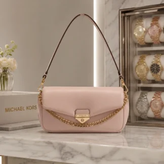 El MICHAEL KORS SOHO SMALL CONVERTIBLE SHOULDER BAG ROSA combina elegancia, funcionalidad y un diseño contemporáneo en un formato compacto pensado para acompañarte durante todo el día. Su silueta minimalista y los sofisticados herrajes en tono dorado reflejan el estilo moderno que caracteriza a Michael Kors. Confeccionado en un material premium de alta resistencia con acabado similar al cuero, este bolso ofrece una excelente durabilidad y una apariencia refinada. Su delicado color rosa aporta un toque femenino y versátil que combina fácilmente con looks casuales, románticos o más sofisticados. Su diseño incorpora un compartimento principal con cierre de broche magnético que permite acceder fácilmente a tus pertenencias, además de un práctico bolsillo exterior trasero ideal para guardar tarjetas, documentos o billetes. Gracias a su tamaño compacto, ofrece espacio suficiente para transportar un teléfono de hasta 15,5 cm, un tarjetero, llaves, auriculares, bálsamo labial y otros esenciales del día. La correa ajustable y desmontable permite utilizarlo cómodamente al hombro o cruzado tipo crossbody, mientras que el asa superior brinda una alternativa elegante para llevarlo bajo el brazo durante eventos o salidas nocturnas. En Trendstore Chile seleccionamos productos originales de las marcas más reconocidas internacionalmente para ofrecer accesorios exclusivos, auténticos y difíciles de encontrar en Chile. El Michael Kors Soho Small Convertible Shoulder Bag es una excelente opción para quienes buscan un bolso compacto, sofisticado y versátil para cualquier ocasión. Medidas aproximadas: • Largo: 21,6 cm • Alto: 11,4 cm • Ancho: 6,4 cm • Caída del asa: 16,5 cm • Correa ajustable: de 52 cm a 61 cm Materiales: • Exterior: 53,5% poliuretano y 46,5% poliéster • Ribetes: 60% poliuretano, 22% poliéster y 18% algodón • Forro: 100% poliéster Características destacadas: • Diseño compacto y elegante • Color rosa • Herrajes metálicos color dorado • Cierre superior con broche magnético • Bolsillo exterior trasero • Asa para hombro • Correa ajustable y desmontable • Uso al hombro o cruzado • Ideal para llevar teléfono, tarjetas y objetos esenciales • Producto original Michael Kors SEO PARA IMÁGENES • Michael Kors Soho Small Convertible Shoulder Bag rosa original disponible en Trendstore Chile • Bolso Michael Kors Soho rosa vista frontal compra segura Chile • Cartera Michael Kors Soho pequeña con herrajes dorados original • Detalle bolso Michael Kors Soho Convertible color rosa premium • Vista lateral Michael Kors Soho Shoulder Bag envío a todo Chile • Bolso crossbody Michael Kors rosa para mujer Trendstore Chile • Interior compacto Michael Kors Soho Small Convertible Bag original • Michael Kors Soho Small Convertible Shoulder Bag exclusivo disponible en Trendstore Chile