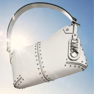 Cartera Michael Kors Astor grande de cuero blanco con tachuelas original disponible en Trendstore Chile. Vista frontal de la cartera Michael Kors Astor blanca de cuero premium con compra segura en Chile. Detalle de las tachuelas metálicas y cuero premium de la cartera Michael Kors Astor original en Trendstore Chile. Vista lateral de la cartera Michael Kors Astor Large Shoulder Bag color blanco con envío a todo Chile. Interior de la cartera Michael Kors Astor con bolsillo de cierre y compartimentos organizadores disponible en Trendstore Chile. Cartera Michael Kors Astor de cuero blanco original para mujer con despacho a todo Chile desde Trendstore Chile. Detalle del cuero premium y herrajes plateados de la cartera Michael Kors Astor original en Trendstore Chile. Cartera Michael Kors Astor Large Shoulder Bag original, compra segura y envío a todo Chile desde Trendstore Chile.