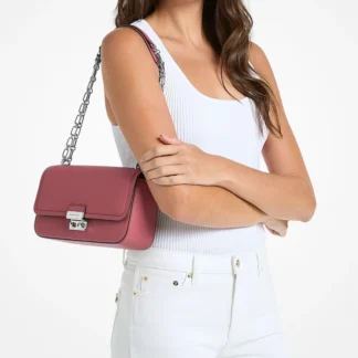 Cartera Michael Kors Tribeca grande de cuero granulado color Rosewood original disponible en Trendstore Chile. Vista frontal de la cartera Michael Kors Tribeca Large Rosewood con compra segura y envío a todo Chile. Detalle del cuero granulado premium de la cartera Michael Kors Tribeca original en Trendstore Chile. Vista lateral de la cartera Michael Kors Tribeca de cuero color Rosewood con herrajes plateados. Interior de la cartera Michael Kors Tribeca Large con bolsillo organizador disponible en Trendstore Chile. Cartera Michael Kors Tribeca de cuero original para mujer con despacho a todo Chile desde Trendstore Chile. Textura del cuero Pebbled Leather de la cartera Michael Kors Tribeca Large original disponible en Trendstore Chile. Cartera Michael Kors Tribeca Large Rosewood original, compra segura y envío a todo Chile desde Trendstore Chile.
