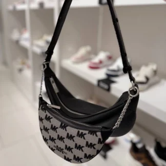 Cartera Michael Kors Hollis mediana 2 en 1 negra de cuero granulado y jacquard original disponible en Trendstore Chile. Vista frontal de la cartera Michael Kors Hollis negra con logotipo jacquard y compra segura en Chile. Detalle del cuero granulado y jacquard con logotipo Michael Kors de la Hollis original en Trendstore Chile. Vista lateral de la cartera Michael Kors Hollis mediana negra con herrajes dorados y envío a todo Chile. Funda desmontable de la Michael Kors Hollis 2 en 1 original disponible en Trendstore Chile. Cartera Michael Kors Hollis mediana de cuero original para mujer con despacho a todo Chile desde Trendstore Chile. Detalle de las texturas premium y acabados dorados de la Michael Kors Hollis negra original. Cartera Michael Kors Hollis 2 en 1 negra original, compra segura y envío a todo Chile desde Trendstore Chile.