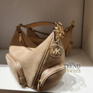 La cartera Michael Kors Merritt Convertible Medium de gamuza es una pieza elegante y sofisticada que combina funcionalidad con una estética mucho más refinada y moderna. Disponible en Trendstore Chile, este modelo destaca por su textura suave tipo suede y su diseño urbano versátil. Confeccionada en 100% gamuza premium, entrega un acabado lujoso y sofisticado que aporta profundidad y estilo a cualquier look. Además, la piel utilizada proviene de curtidurías certificadas por Leather Working Group Gold o Silver, reconocidas por sus estándares de eficiencia ecológica. Sus apliques metálicos en tono dorado elevan aún más el diseño, aportando un contraste elegante y femenino que hace destacar la textura de la gamuza. El modelo incorpora bolsillo frontal con cierre y dos bolsillos laterales con cremallera, ideales para mantener organizados todos los esenciales del día a día. Gracias a su formato convertible, puede utilizarse al hombro o cruzada mediante su correa ajustable y removible. Características principales: • Exterior en gamuza premium • Diseño convertible práctico y elegante • Apliques metálicos dorados • Bolsillo frontal con cierre • Dos bolsillos laterales con cremallera • Correa ajustable y removible • Interior amplio y funcional • Estilo sofisticado y urbano Medidas aproximadas: • Ancho: 31,7 cm • Alto: 21 cm • Profundidad: 11,4 cm • Caída del asa: 30,4 cm • Correa ajustable: 50,8 cm – 59,6 cm Composición: • Exterior: 100% gamuza • Ribetes: 60% poliuretano / 40% poliéster • Forro: 100% poliéster Su tamaño mediano la convierte en una opción ideal para uso diario, oficina, viajes o looks urbanos mucho más elegantes y sofisticados. Disponible en Trendstore Chile, esta cartera original de Michael Kors es perfecta para mujeres que buscan accesorios exclusivos, modernos y atemporales, con compra segura y envíos a todo Chile.