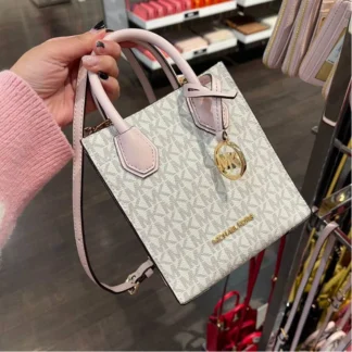 Cartera Michael Kors Mercer Extra-Small Signature Logo Powder Blush Multi original disponible en Trendstore Chile. Vista frontal de la cartera Michael Kors Mercer Extra-Small con monograma Signature y compra segura en Chile. Detalle del cuero premium y lona Signature Logo de la Michael Kors Mercer original en Trendstore Chile. Vista lateral de la cartera Michael Kors Mercer Extra-Small Powder Blush Multi con correa ajustable y envío a todo Chile. Interior de la cartera Michael Kors Mercer Extra-Small con compartimentos para tarjetas disponible en Trendstore Chile. Cartera Michael Kors Mercer Signature Logo original para mujer con despacho a todo Chile desde Trendstore Chile. Textura del Signature Logo y cuero granulado de la Michael Kors Mercer Extra-Small original en Trendstore Chile. Cartera Michael Kors Mercer Extra-Small original, compra segura y envío a todo Chile desde Trendstore Chile.