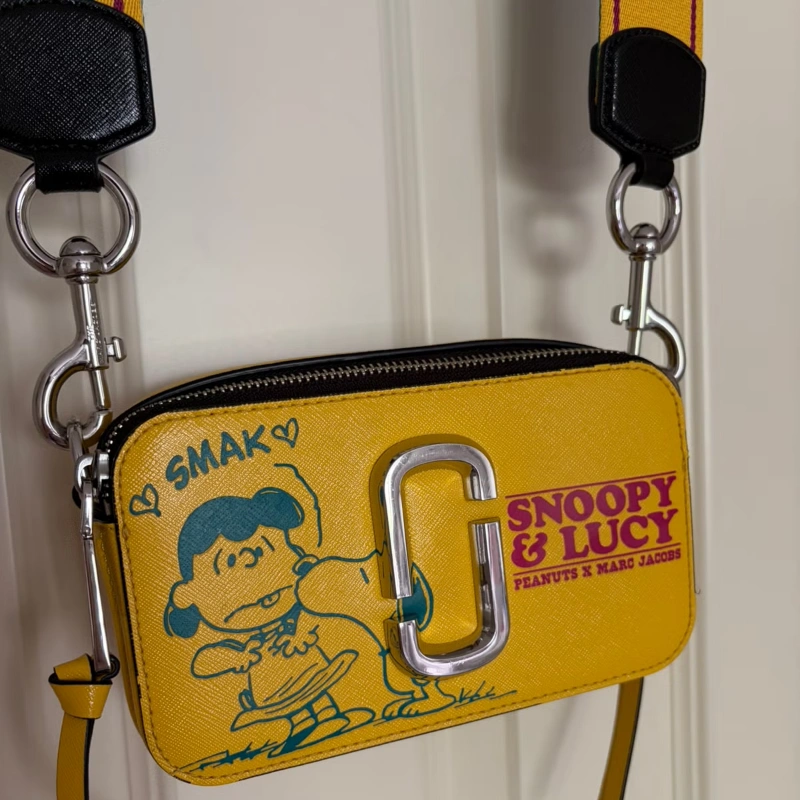 CROSSBODY MARC JACOBS THE SNAPSHOT X PEANUTS DE CUERO SAFFIANO CON ESTAMPADO SNOOPY & LUCY
