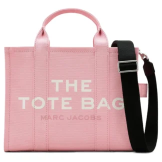 Cartera Marc Jacobs The Small Tote Bag de canvas rosa original disponible en Trendstore Chile. Vista frontal de la Marc Jacobs The Small Tote Bag rosa con logotipo estampado y compra segura en Chile. Detalle del canvas de algodón texturizado de la cartera Marc Jacobs The Small Tote Bag original en Trendstore Chile. Vista lateral de la cartera Marc Jacobs The Small Tote Bag rosa con correa ajustable y envío a todo Chile. Interior de la Marc Jacobs The Small Tote Bag de canvas con cierre superior disponible en Trendstore Chile. Cartera tote Marc Jacobs de canvas rosa original para mujer con despacho a todo Chile desde Trendstore Chile. Textura del canvas premium y detalles del logotipo de la Marc Jacobs The Small Tote Bag rosa en Trendstore Chile. Cartera Marc Jacobs The Small Tote Bag original, compra segura y envío a todo Chile desde Trendstore Chile.