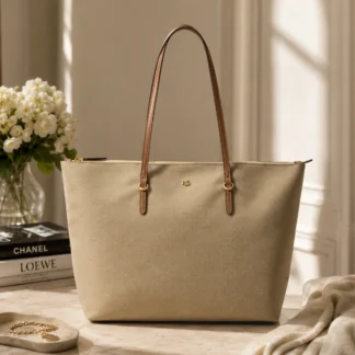 Cartera Lauren Ralph Lauren Medium Keaton Tote de nylon color Clay original en Trendstore Chile. Vista frontal de la cartera Lauren Ralph Lauren Keaton Tote para mujer con compra segura y envío a todo Chile. Detalle del logo metálico LRL de la cartera Lauren Ralph Lauren Medium Keaton disponible en Trendstore Chile. Vista lateral de la cartera tote Lauren Ralph Lauren de nylon premium color Clay, producto original. Interior amplio de la cartera Lauren Ralph Lauren Medium Keaton Tote con cierre superior disponible en Trendstore Chile. Cartera tote Lauren Ralph Lauren de nylon original para mujer con despacho a todo Chile desde Trendstore Chile. Textura del nylon resistente y asas con acabado tipo cuero de la Lauren Ralph Lauren Medium Keaton Tote original. Cartera Lauren Ralph Lauren Medium Keaton Tote original, compra segura y envío a todo Chile en Trendstore Chile.