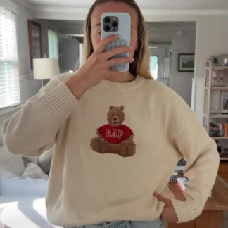 Sweater GAP Teddy Bear (Osito) 100% algodón beige original disponible en Trendstore Chile. Sweater GAP Osito Beige original para mujer con envío a todo Chile desde Trendstore Chile. Vista frontal del sweater GAP Teddy Bear beige de algodón premium, compra segura en Chile. Detalle del Teddy Bear (Osito) bordado en sweater GAP original disponible en Trendstore Chile. Sweater oversize GAP Teddy Bear de algodón para mujer, producto original y exclusivo en Trendstore Chile. Vista lateral del sweater GAP Osito beige con calce oversize y tejido premium. Textura del sweater GAP Teddy Bear 100% algodón original para mujer en Trendstore Chile. Sweater GAP Teddy Bear (Osito) original con compra segura y despacho a todo Chile desde Trendstore Chile. Este formato también captura búsquedas como "GAP Osito", "GAP Teddy Bear", "Sweater GAP Teddy", "Sweater GAP Osito mujer" y "Brannan Bear GAP", ampliando significativamente el alcance SEO sin perder naturalidad.