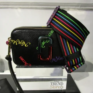 Cartera Marc Jacobs Snapshot New York Mag de cuero negro original disponible en Trendstore Chile. Vista frontal de la cartera Marc Jacobs Snapshot New York Mag para mujer con compra segura en Chile. Detalle del cuero premium de la cartera Marc Jacobs Snapshot New York Mag original en Trendstore Chile. Vista lateral de la cartera crossbody Marc Jacobs Snapshot New York Mag con detalles de color y envío a todo Chile. Correa ajustable de la cartera Marc Jacobs Snapshot New York Mag original para mujer disponible en Trendstore Chile. Cartera Marc Jacobs Snapshot New York Mag de cuero premium, producto original con despacho a todo Chile desde Trendstore Chile. Textura y acabados de la cartera Marc Jacobs Snapshot New York Mag original para mujer en Trendstore Chile. Cartera crossbody Marc Jacobs Snapshot New York Mag exclusiva, compra segura y envío a todo Chile desde Trendstore Chile.