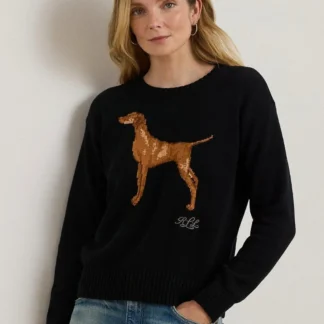 Sweater Lauren Ralph Lauren Vizsla negro de algodón original disponible en Trendstore Chile. Vista frontal del sweater Ralph Lauren negro con perrito Vizsla tejido y logo LRL bordado. Detalle del Vizsla en intarsia del sweater Lauren Ralph Lauren original disponible en Trendstore Chile. Detalle de la textura de algodón ultrasuave del sweater Ralph Lauren negro para mujer. Sweater Lauren Ralph Lauren negro de fit relajado con hombros caídos y envío a todo Chile. Detalle del logo LRL bordado en el pecho del sweater Vizsla original disponible en Trendstore Chile. Sweater Ralph Lauren de algodón negro original para mujer con compra segura y despacho a todo Chile. Lauren Ralph Lauren Intarsia-Knit Vizsla negro original, prenda premium disponible en Trendstore Chile.