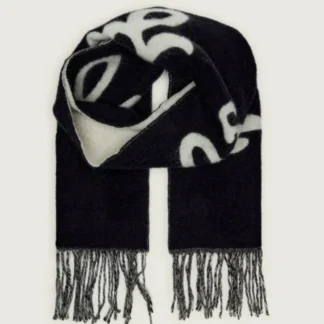 Bufanda Marc Jacobs JOY reversible de lana negra. Bufanda Marc Jacobs negra 100% lana. Bufanda de lana Marc Jacobs para mujer. Marc Jacobs JOY reversible scarf negra. Bufanda negra Marc Jacobs original. Bufanda Marc Jacobs de lana para invierno. Detalle bufanda Marc Jacobs JOY. Bufanda Marc Jacobs reversible original disponible en Trendstore Chile. Accesorio de invierno Marc Jacobs para mujer. Bufanda de lana negra Marc Jacobs con envío a todo Chile. Palabras clave SEO bufanda Marc Jacobs, bufanda Marc Jacobs mujer, Marc Jacobs JOY scarf, bufanda reversible negra, bufanda de lana negra, bufanda 100% lana, bufanda Marc Jacobs original, accesorios Marc Jacobs mujer, bufanda invierno mujer, Trendstore Chile. Meta description Bufanda Marc Jacobs JOY reversible en color negro, confeccionada en 100% lana. Un accesorio elegante, cálido y versátil para tus looks de invierno.