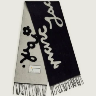 Bufanda Marc Jacobs JOY reversible de lana negra. Bufanda Marc Jacobs negra 100% lana. Bufanda de lana Marc Jacobs para mujer. Marc Jacobs JOY reversible scarf negra. Bufanda negra Marc Jacobs original. Bufanda Marc Jacobs de lana para invierno. Detalle bufanda Marc Jacobs JOY. Bufanda Marc Jacobs reversible original disponible en Trendstore Chile. Accesorio de invierno Marc Jacobs para mujer. Bufanda de lana negra Marc Jacobs con envío a todo Chile. Palabras clave SEO bufanda Marc Jacobs, bufanda Marc Jacobs mujer, Marc Jacobs JOY scarf, bufanda reversible negra, bufanda de lana negra, bufanda 100% lana, bufanda Marc Jacobs original, accesorios Marc Jacobs mujer, bufanda invierno mujer, Trendstore Chile. Meta description Bufanda Marc Jacobs JOY reversible en color negro, confeccionada en 100% lana. Un accesorio elegante, cálido y versátil para tus looks de invierno.