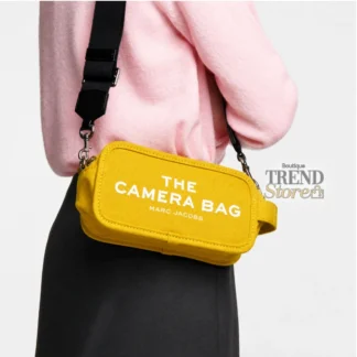Cartera Marc Jacobs The Camera Bag amarilla de canvas original disponible en Trendstore Chile. Vista frontal de la cartera Marc Jacobs Camera Bag amarilla con compra segura y envío a todo Chile. Detalle del canvas de algodón amarillo y herrajes plateados de la Marc Jacobs original. Vista lateral de la Marc Jacobs The Camera Bag amarilla con correa ajustable y desmontable. Interior de la cartera Marc Jacobs Camera Bag con bolsillo de cremallera disponible en Trendstore Chile. Cartera Marc Jacobs amarilla original para mujer con despacho a todo Chile desde Trendstore Chile. Detalle de la textura del canvas de algodón de la Marc Jacobs The Camera Bag original. Marc Jacobs The Camera Bag amarilla original, compra segura y envío a todo Chile desde Trendstore Chile.
