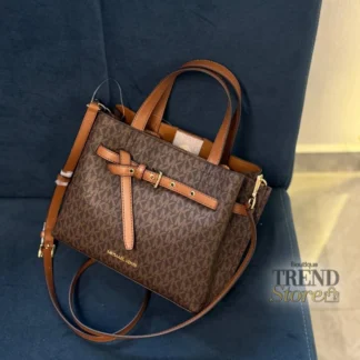 Cartera Michael Kors Emilia Small Satchel Signature Logo original disponible en Trendstore Chile. Vista frontal de la Michael Kors Emilia Satchel con detalle de cinturón y herrajes dorados. Detalle del estampado Signature Logo de la cartera Michael Kors Emilia original disponible en Trendstore Chile. Vista lateral de la Michael Kors Emilia Small Satchel con correa ajustable y desmontable. Interior de la cartera Michael Kors Emilia con bolsillos de cremallera disponible en Trendstore Chile. Cartera Michael Kors Emilia Signature Logo original para mujer con compra segura y envío a todo Chile. Detalle de las asas superiores y herrajes dorados de la Michael Kors Emilia Satchel. Michael Kors Emilia Small Satchel Signature Logo original, compra segura y despacho a todo Chile desde Trendstore Chile.