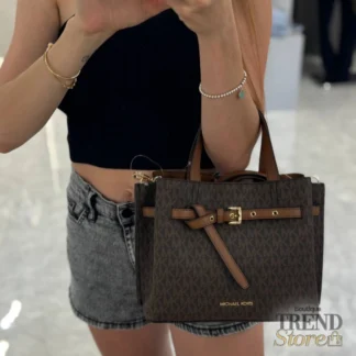 Cartera Michael Kors Emilia Small Satchel Signature Logo original disponible en Trendstore Chile. Vista frontal de la Michael Kors Emilia Satchel con detalle de cinturón y herrajes dorados. Detalle del estampado Signature Logo de la cartera Michael Kors Emilia original disponible en Trendstore Chile. Vista lateral de la Michael Kors Emilia Small Satchel con correa ajustable y desmontable. Interior de la cartera Michael Kors Emilia con bolsillos de cremallera disponible en Trendstore Chile. Cartera Michael Kors Emilia Signature Logo original para mujer con compra segura y envío a todo Chile. Detalle de las asas superiores y herrajes dorados de la Michael Kors Emilia Satchel. Michael Kors Emilia Small Satchel Signature Logo original, compra segura y despacho a todo Chile desde Trendstore Chile.