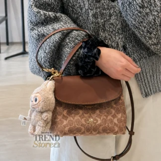 Cartera Coach Emory Top Handle Signature Chenille Light Khaki Vintage Brown original disponible en Trendstore Chile. Vista frontal de la Coach Emory Signature Chenille con monograma texturizado y herrajes dorados. Detalle del tejido Signature Chenille de la cartera Coach Emory original con compra segura en Chile. Vista lateral de la Coach Emory Top Handle Light Khaki Vintage Brown con envío a todo Chile. Interior de la cartera Coach Emory Signature Chenille con bolsillos organizadores disponible en Trendstore Chile. Cartera Coach Emory original para mujer con asa superior y correa crossbody desmontable. Detalle del cierre Pushlock y textura premium de la Coach Emory Signature Chenille original. Coach Emory Top Handle Signature Chenille original, compra segura y envío a todo Chile desde Trendstore Chile.