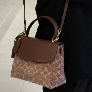 Cartera Coach Emory Top Handle Signature Chenille Light Khaki Vintage Brown original disponible en Trendstore Chile. Vista frontal de la Coach Emory Signature Chenille con monograma texturizado y herrajes dorados. Detalle del tejido Signature Chenille de la cartera Coach Emory original con compra segura en Chile. Vista lateral de la Coach Emory Top Handle Light Khaki Vintage Brown con envío a todo Chile. Interior de la cartera Coach Emory Signature Chenille con bolsillos organizadores disponible en Trendstore Chile. Cartera Coach Emory original para mujer con asa superior y correa crossbody desmontable. Detalle del cierre Pushlock y textura premium de la Coach Emory Signature Chenille original. Coach Emory Top Handle Signature Chenille original, compra segura y envío a todo Chile desde Trendstore Chile.