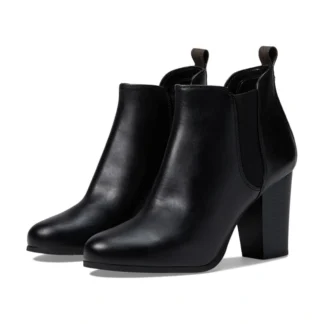 Botines Michael Kors Evaline de tacón negros originales disponibles en Trendstore Chile. Vista frontal de los botines Michael Kors Evaline negros para mujer con punta redonda. Vista lateral de los botines Michael Kors Evaline con tacón bloque y diseño hasta el tobillo. Detalle de la parte superior y acabado premium de los botines Michael Kors Evaline negros. Detalle del tacón bloque y suela de goma de los botines Michael Kors originales. Botines Michael Kors Evaline negros originales para mujer con compra segura y envío a todo Chile. Detalle del tirador posterior de los botines Michael Kors Evaline disponibles en Trendstore Chile. Michael Kors Evaline Heeled Booties negros originales, calzado premium con despacho a todo Chile.