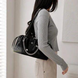 Bolso Michael Kors Matilda pequeño negro. Cartera Michael Kors Matilda negra con cordón. Bolso de hombro Michael Kors Matilda negro. Cartera Michael Kors negra con herrajes plateados. Michael Kors Matilda Small Cinched Shoulder Bag. Bolso Michael Kors Matilda con detalle de cordón. Cartera Michael Kors negra para mujer. Bolso Michael Kors pequeño negro original. Cartera Michael Kors Matilda disponible en Trendstore Chile. Bolso de hombro Michael Kors negro con envío a todo Chile. Palabras clave SEO Michael Kors Matilda, Matilda Small Shoulder Bag, bolso Michael Kors Matilda, cartera Michael Kors Matilda, bolso Michael Kors negro, cartera Michael Kors negra, bolso de hombro Michael Kors, Matilda Cinched Shoulder Bag, cartera negra mujer, bolso Michael Kors Outlet, Michael Kors mujer, Trendstore Chile. Meta description Bolso de hombro Michael Kors Matilda pequeño en color negro, con detalle de cordón y herrajes plateados. Diseño elegante y versátil para mujer.