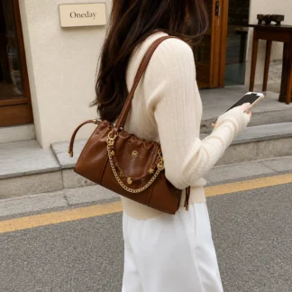 Bolso Michael Kors Matilda pequeño café. Cartera Michael Kors Matilda café con herrajes dorados. Bolso de hombro Michael Kors Matilda café. Cartera Michael Kors café con detalle de cordón. Michael Kors Matilda Small Cinched Shoulder Bag café. Bolso Michael Kors café y dorado para mujer. Cartera Michael Kors Matilda original. Bolso de hombro Michael Kors café disponible en Trendstore Chile. Cartera Michael Kors café con herrajes dorados. Bolso Michael Kors Matilda café original con envío a todo Chile. Palabras clave SEO Michael Kors Matilda, Matilda Small Shoulder Bag, bolso Michael Kors Matilda, cartera Michael Kors Matilda, bolso Michael Kors café, cartera Michael Kors café, bolso Michael Kors dorado, Matilda Cinched Shoulder Bag, cartera café mujer, bolso de hombro Michael Kors, Michael Kors mujer, Trendstore Chile. Meta description Bolso de hombro Michael Kors Matilda pequeño en color café con herrajes dorados y detalle de cordón. Diseño elegante, compacto y versátil para mujer.