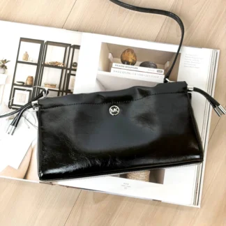 Bandolera Michael Kors Matilda pequeña negra. Cartera Michael Kors Matilda Crossbody negra. Michael Kors Matilda Small Crossbody con cordón. Bandolera Michael Kors negra con herrajes dorados. Cartera Michael Kors pequeña negra para mujer. Michael Kors Matilda Crossbody original. Bandolera Michael Kors Matilda con correa ajustable. Cartera Michael Kors negra disponible en Trendstore Chile. Bolso cruzado Michael Kors Matilda pequeño. Bandolera Michael Kors original con envío a todo Chile. Palabras clave SEO Michael Kors Matilda, Matilda Small Crossbody, bandolera Michael Kors, cartera Michael Kors Matilda, bandolera Michael Kors negra, cartera Michael Kors negra, Michael Kors Crossbody mujer, Matilda Crossbody Bag, bolso cruzado Michael Kors, cartera pequeña Michael Kors, Michael Kors mujer, Trendstore Chile. Meta description Bandolera Michael Kors Matilda pequeña en color negro, con detalle de cordón, herrajes dorados y correa ajustable. Compacta, elegante y perfecta para el día a día.