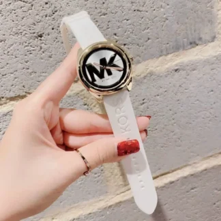 Reloj Michael Kors Janelle MK7141 blanco. Michael Kors Janelle Three-Hand White Silicone Watch. Reloj Michael Kors blanco para mujer. Michael Kors MK7141 reloj de silicona blanco. Reloj Michael Kors Janelle 42 mm. Reloj blanco Michael Kors de tres manecillas. Detalle reloj Michael Kors Janelle blanco. Michael Kors Janelle original disponible en Trendstore Chile. Reloj Michael Kors blanco con correa de silicona. Reloj Michael Kors mujer original con envío a todo Chile. Palabras clave SEO Michael Kors MK7141, Michael Kors Janelle, reloj Michael Kors Janelle, reloj Michael Kors mujer, reloj Michael Kors blanco, Michael Kors Janelle blanco, reloj de silicona Michael Kors, MK7141 White Silicone Watch, reloj blanco mujer, reloj Michael Kors 42 mm, Michael Kors original Chile, Trendstore Chile. Meta description Reloj Michael Kors Janelle MK7141 blanco para mujer con correa de silicona y caja de 42 mm. Diseño de tres manecillas, elegante, moderno y versátil.