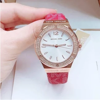 Reloj Michael Kors Lennox MK7308 rosa dorado. Michael Kors Lennox Rose Gold Watch mujer. Reloj Michael Kors rosa dorado con cristales. Michael Kors Lennox pavé original. Reloj Michael Kors Lennox con esfera nacarada. Reloj Michael Kors 37 mm rosa dorado. Detalle cristales pavé reloj Michael Kors Lennox. Reloj Michael Kors Lennox original disponible en Trendstore Chile. Reloj Michael Kors rosa dorado elegante para mujer. Michael Kors Lennox Rose Gold original con envío a todo Chile. Palabras clave SEO Michael Kors Lennox, Michael Kors MK7308, reloj Michael Kors Lennox, reloj Michael Kors mujer, reloj Michael Kors rosa dorado, Michael Kors Rose Gold Watch, reloj Michael Kors con cristales, reloj Michael Kors pavé, Lennox Pavé Watch, reloj Michael Kors 37 mm, reloj elegante mujer, Trendstore Chile. Meta description Reloj Michael Kors Lennox MK7308 rosa dorado con esfera nacarada, cristales pavé y caja de 37 mm. Movimiento de cuarzo, 3 manecillas y resistencia 5 ATM.