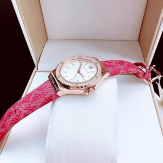 Reloj Michael Kors Lennox MK7308 rosa dorado. Michael Kors Lennox Rose Gold Watch mujer. Reloj Michael Kors rosa dorado con cristales. Michael Kors Lennox pavé original. Reloj Michael Kors Lennox con esfera nacarada. Reloj Michael Kors 37 mm rosa dorado. Detalle cristales pavé reloj Michael Kors Lennox. Reloj Michael Kors Lennox original disponible en Trendstore Chile. Reloj Michael Kors rosa dorado elegante para mujer. Michael Kors Lennox Rose Gold original con envío a todo Chile. Palabras clave SEO Michael Kors Lennox, Michael Kors MK7308, reloj Michael Kors Lennox, reloj Michael Kors mujer, reloj Michael Kors rosa dorado, Michael Kors Rose Gold Watch, reloj Michael Kors con cristales, reloj Michael Kors pavé, Lennox Pavé Watch, reloj Michael Kors 37 mm, reloj elegante mujer, Trendstore Chile. Meta description Reloj Michael Kors Lennox MK7308 rosa dorado con esfera nacarada, cristales pavé y caja de 37 mm. Movimiento de cuarzo, 3 manecillas y resistencia 5 ATM.