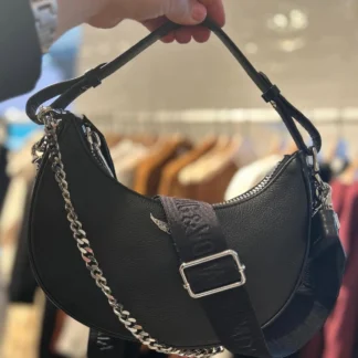 Cartera Zadig & Voltaire Moonrock de cuero granulado negra original disponible en Trendstore Chile. Vista frontal de la bandolera Zadig & Voltaire Moonrock negra de cuero con compra segura en Chile. Detalle del cuero granulado premium de la cartera Zadig & Voltaire Moonrock original. Vista lateral de la bandolera Moonrock negra de Zadig & Voltaire con diseño elegante y envío a todo Chile. Interior de la cartera Zadig & Voltaire Moonrock con forro de algodón disponible en Trendstore Chile. Cartera Zadig & Voltaire Moonrock de cuero negro original para mujer con despacho a todo Chile. Detalle de la textura del cuero granulado de la Zadig & Voltaire Moonrock negra original. Zadig & Voltaire Moonrock Grained Leather negra original, compra segura y envío a todo Chile desde Trendstore Chile.Polo Bear de la sudadera Polo Ralph Lauren original disponible en Trendstore Chile. Detalle del tejido Terry de algodón de la sudadera Polo Ralph Lauren Starboard Red. Sudadera Polo Ralph Lauren Polo Bear roja con cuello redondo y mangas largas. Polo Bear Terry Sweatshirt original con compra segura y envío a todo Chile desde Trendstore Chile. Detalle del diseño Polo Bear y acabado premium de la sudadera Ralph Lauren roja. Sudadera Polo Ralph Lauren Polo Bear Starboard Red original, disponible en Trendstore Chile con despacho a todo Chile.