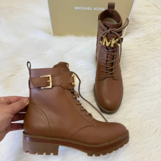 Botines Michael Kors Reed Lace Up originales de diseño liso disponibles en Trendstore Chile. Vista frontal de los botines Michael Kors Reed Lace Up para mujer con cierre de cordones. Detalle del diseño liso y acabado de los botines Michael Kors Reed originales. Vista lateral de los botines Michael Kors Reed Lace Up de estilo urbano para mujer. Detalle de los cordones y estructura del botín Michael Kors Reed disponible en Trendstore Chile. Botines Michael Kors Reed originales para mujer con compra segura y envío a todo Chile. Michael Kors Reed Lace Up Bootie de diseño liso para looks casuales y urbanos. Botines Michael Kors Reed Lace Up originales, compra segura y despacho a todo Chile desde Trendstore Chile.