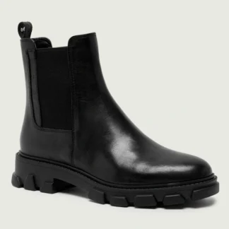 Botines Chelsea Michael Kors Ridley de cuero negro originales disponibles en Trendstore Chile. Vista frontal de los botines Michael Kors Ridley negros de cuero para mujer con compra segura en Chile. Detalle del cuero Vachetta de los botines Chelsea Michael Kors Ridley originales. Vista lateral de los botines Michael Kors Ridley de cuero negro con paneles elásticos. Detalle de la punta almendrada y suela de goma de los botines Michael Kors Ridley. Botines Michael Kors Ridley originales para mujer con diseño Chelsea y envío a todo Chile. Detalle del tirador posterior y panel lateral elástico de los botines Michael Kors Ridley. Michael Kors Ridley Leather Ankle Boot negro original, compra segura y despacho a todo Chile desde Trendstore Chile