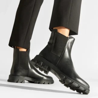 Botines Chelsea Michael Kors Ridley de cuero negro originales disponibles en Trendstore Chile. Vista frontal de los botines Michael Kors Ridley negros de cuero para mujer con compra segura en Chile. Detalle del cuero Vachetta de los botines Chelsea Michael Kors Ridley originales. Vista lateral de los botines Michael Kors Ridley de cuero negro con paneles elásticos. Detalle de la punta almendrada y suela de goma de los botines Michael Kors Ridley. Botines Michael Kors Ridley originales para mujer con diseño Chelsea y envío a todo Chile. Detalle del tirador posterior y panel lateral elástico de los botines Michael Kors Ridley. Michael Kors Ridley Leather Ankle Boot negro original, compra segura y despacho a todo Chile desde Trendstore Chile