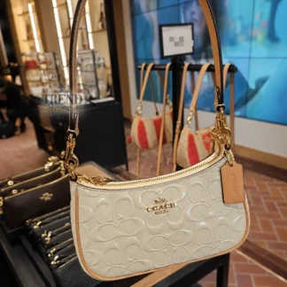 Cartera Coach Teri Mini Crossbody amarilla. Bandolera Coach Teri Mini Light Lemon. Coach Teri Mini de cuero Signature perlado. Cartera Coach pequeña amarilla para mujer. Coach Teri Mini Crossbody Bag original. Bandolera Coach amarilla con logo Signature. Cartera Coach Teri Mini de cuero. Coach Teri Mini amarilla disponible en Trendstore Chile. Cartera Coach mini con dos correas desmontables. Bandolera Coach original con envío a todo Chile. Palabras clave SEO Coach Teri Mini, Teri Mini Crossbody Bag, cartera Coach Teri, bandolera Coach Teri, Coach Teri Mini amarilla, Coach Light Lemon, cartera Coach amarilla, bandolera Coach mujer, cartera Coach Signature, Coach Crossbody Mini, cartera pequeña Coach, Coach original Chile, Trendstore Chile. Meta description Coach Teri Mini Crossbody en cuero Signature perlado color Light Lemon. Diseño compacto con dos correas desmontables, ranuras para tarjetas y cierre con cremallera.