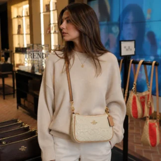 Cartera Coach Teri Mini Crossbody amarilla. Bandolera Coach Teri Mini Light Lemon. Coach Teri Mini de cuero Signature perlado. Cartera Coach pequeña amarilla para mujer. Coach Teri Mini Crossbody Bag original. Bandolera Coach amarilla con logo Signature. Cartera Coach Teri Mini de cuero. Coach Teri Mini amarilla disponible en Trendstore Chile. Cartera Coach mini con dos correas desmontables. Bandolera Coach original con envío a todo Chile. Palabras clave SEO Coach Teri Mini, Teri Mini Crossbody Bag, cartera Coach Teri, bandolera Coach Teri, Coach Teri Mini amarilla, Coach Light Lemon, cartera Coach amarilla, bandolera Coach mujer, cartera Coach Signature, Coach Crossbody Mini, cartera pequeña Coach, Coach original Chile, Trendstore Chile. Meta description Coach Teri Mini Crossbody en cuero Signature perlado color Light Lemon. Diseño compacto con dos correas desmontables, ranuras para tarjetas y cierre con cremallera.