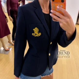 Blazer Lauren Ralph Lauren de piqué con doble botonadura para mujer. Blazer Ralph Lauren femenino de algodón elástico original. Blazer Lauren Ralph Lauren con botones del escudo y logo LRL bordado. Vista frontal blazer Lauren Ralph Lauren de doble botonadura. Detalle de botones con escudo Lauren Ralph Lauren. Blazer Ralph Lauren de piqué de algodón con solapas de pico. Blazer Lauren Ralph Lauren original disponible en Trendstore Chile. Blazer de mujer Ralph Lauren original con envío a todo Chile.