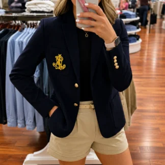 Blazer Lauren Ralph Lauren de piqué con doble botonadura para mujer. Blazer Ralph Lauren femenino de algodón elástico original. Blazer Lauren Ralph Lauren con botones del escudo y logo LRL bordado. Vista frontal blazer Lauren Ralph Lauren de doble botonadura. Detalle de botones con escudo Lauren Ralph Lauren. Blazer Ralph Lauren de piqué de algodón con solapas de pico. Blazer Lauren Ralph Lauren original disponible en Trendstore Chile. Blazer de mujer Ralph Lauren original con envío a todo Chile.