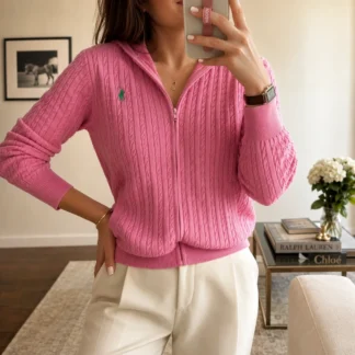 Polo Ralph Lauren Mini-Cable Cotton Full-Zip Hoodie rosa para mujer. Polerón Polo Ralph Lauren rosa con cierre y capucha original. Hoodie Polo Ralph Lauren de algodón con tejido mini-cable rosa. Polo Ralph Lauren hoodie rosa con Pony bordado original. Vista frontal del polerón Polo Ralph Lauren rosa con cierre completo. Detalle del tejido mini-cable del Polo Ralph Lauren rosa. Hoodie Polo Ralph Lauren original para mujer disponible en Trendstore Chile. Polerón Polo Ralph Lauren rosa original con envío a todo Chile.