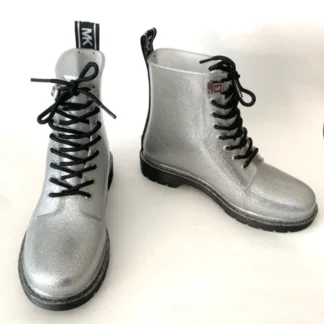 Botas de lluvia Michael Kors Tavie de PVC impermeable originales disponibles en Trendstore Chile. Vista frontal de las botas Michael Kors Tavie Rain Boots para mujer con diseño impermeable. Detalle del PVC impermeable y acabado premium de las botas Michael Kors Tavie originales. Vista lateral de las botas de lluvia Michael Kors Tavie con cordones y suela dentada. Detalle de la suela de goma antideslizante de las botas Michael Kors Tavie disponible en Trendstore Chile. Botas Michael Kors Tavie originales para mujer con compra segura y envío a todo Chile. Detalle del tirador posterior y diseño de las botas Michael Kors Tavie de lluvia. Michael Kors Tavie Rain Boots originales, botas impermeables para mujer con despacho a todo Chile desde Trendstore Chile.