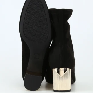 Botines Michael Kors Paloma Flex de gamuza negra originales disponibles en Trendstore Chile. Vista frontal de los botines Michael Kors Paloma Flex negros para mujer con tacón de 6 cm. Detalle de la gamuza negra premium de los botines Michael Kors Paloma Flex originales. Vista lateral de los botines Michael Kors Paloma Flex con tacón de 6 cm y suela de goma. Detalle del acabado de gamuza y diseño elegante de los botines Michael Kors Paloma Flex. Botines Michael Kors Paloma Flex negros originales para mujer con compra segura y envío a todo Chile. Botines de gamuza negra Michael Kors Paloma Flex para looks elegantes y urbanos disponibles en Trendstore Chile. Michael Kors Paloma Flex originales de gamuza negra, compra segura y despacho a todo Chile desde Trendstore Chile.