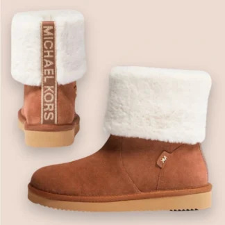 Botas Michael Kors Julia de gamuza con pelo sintético originales disponibles en Trendstore Chile. Vista frontal de las botas Michael Kors Julia de gamuza para mujer con borde de pelo sintético. Detalle de la textura de gamuza cepillada y pelo sintético de las botas Michael Kors Julia originales. Vista lateral de las botas Michael Kors Julia de invierno con suela de goma y diseño slip-on. Detalle del borde de pelo sintético de las botas Michael Kors Julia disponible en Trendstore Chile. Botas Michael Kors Julia de gamuza originales para mujer con compra segura y envío a todo Chile. Detalle de la suela de goma y acabado premium de las botas Michael Kors Julia originales. Botas Michael Kors Julia de gamuza con pelo sintético, producto original y despacho a todo Chile desde Trendstore Chile.